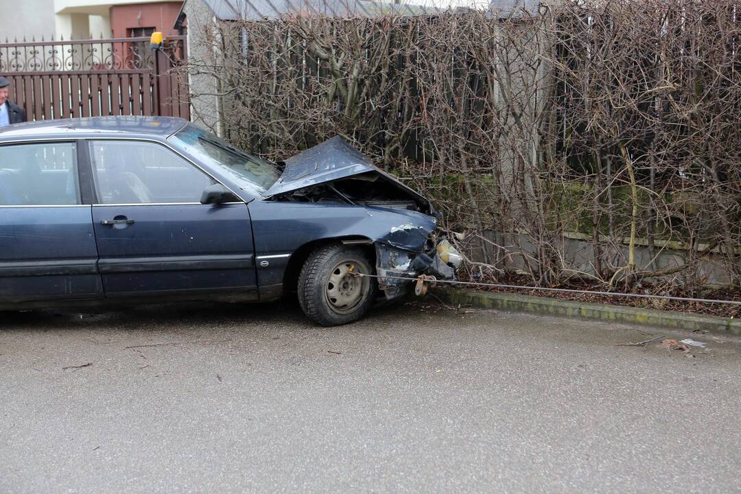 Automobilis atsitrenkė į namo tvorą