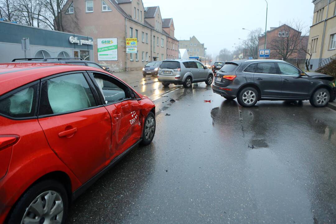 Liepų gatvėje susidūrė keturi automobiliai
