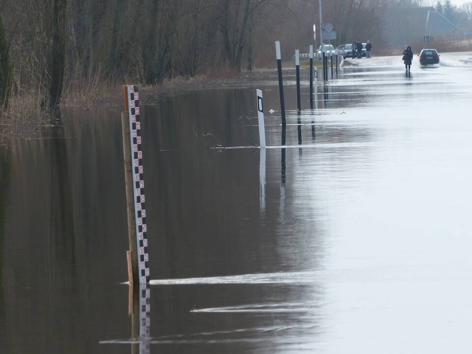 Pradėtas semti kelias į Rusnę, bet eismas leidžiamas