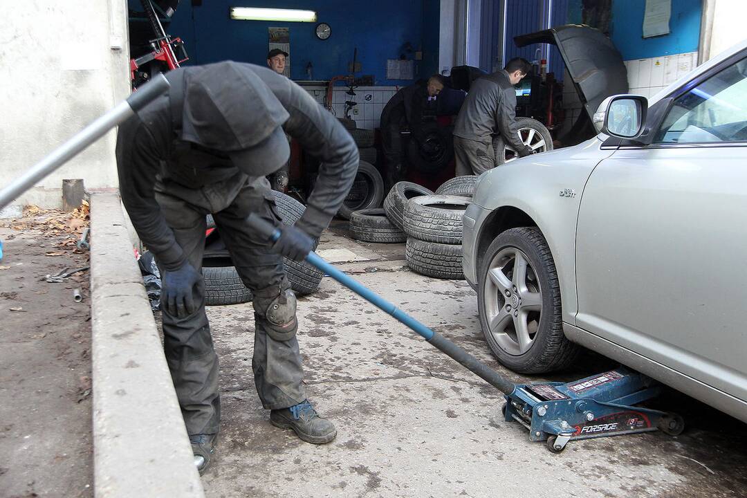 Kauniečiai keičia automobiliams padangas