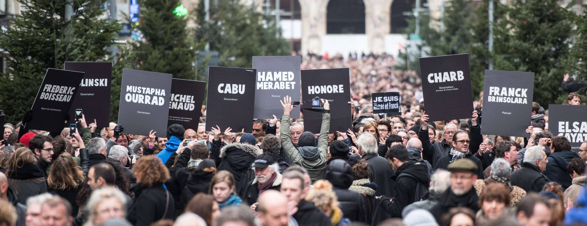 Prancūzijoje per 200 tūkst. žmonių išėjo į gatves protestuoti