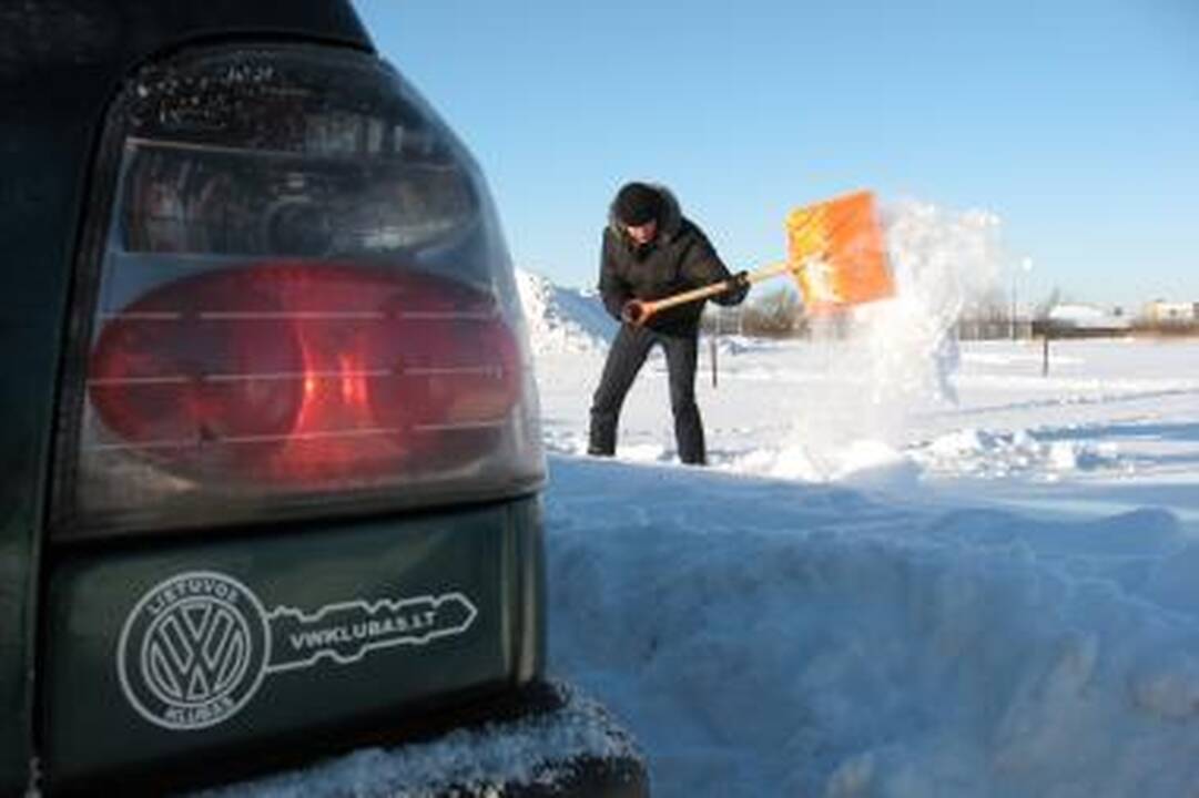 „VW" klubas nukas sniegą nuo Dainų slėnio aikštelės