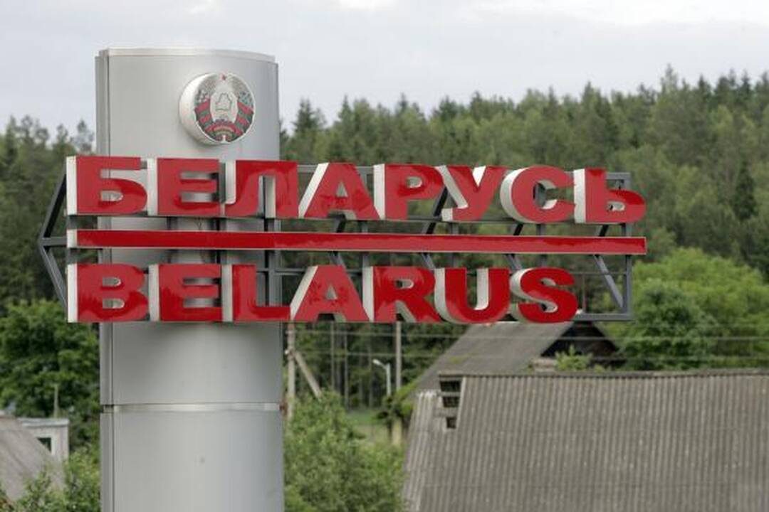 Vyriausybei atrištos rankos panaikinti mokestį už vizas baltarusiams