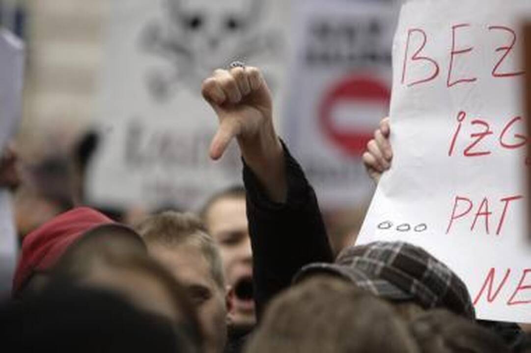 Prie Latvijos Seimo tęsiasi protestai - mitinguoja profesinės sąjungos