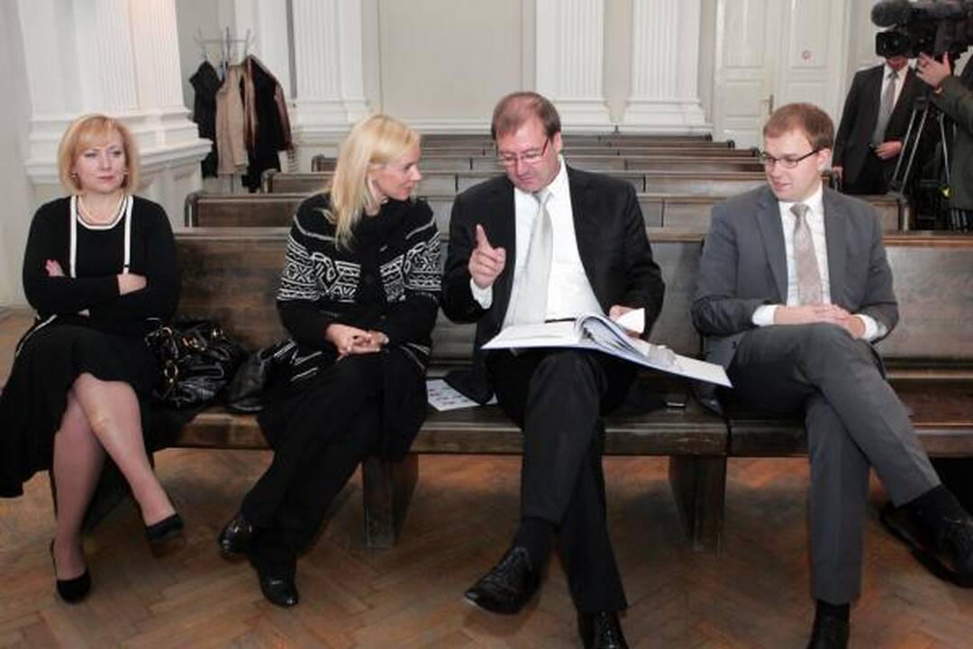 Darbo partijos byla teisme stringa dėl kaltinamosios nėštumo