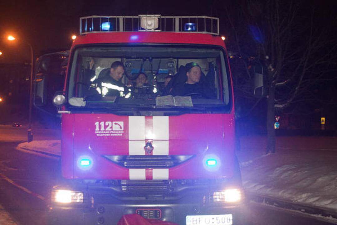Didžiulės ugniagesių pajėgos atsiųstos į Vilniaus degalinę