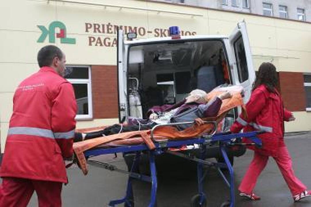 Vagys Kaune apšvarino greitosios pagalbos automobilį
