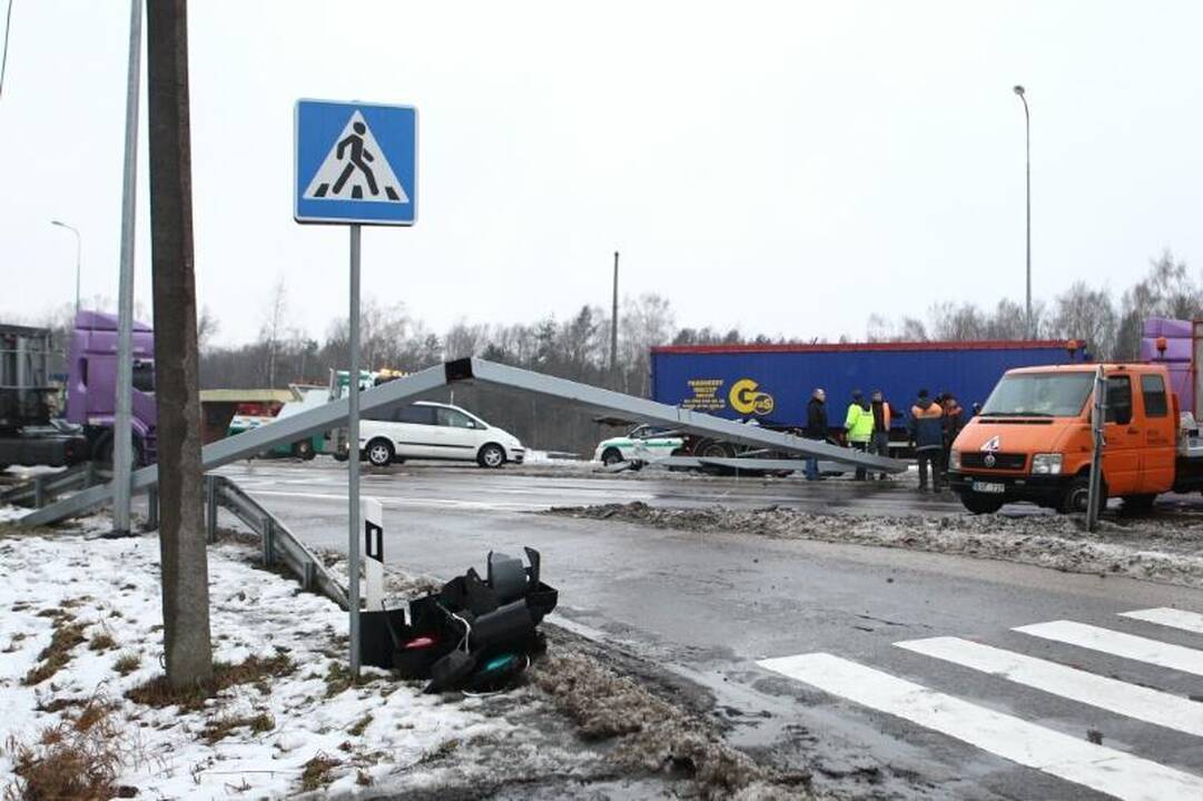 Avarija prie Karmėlavos: vilkikas nuvertė šviesoforą, kilo spūstys