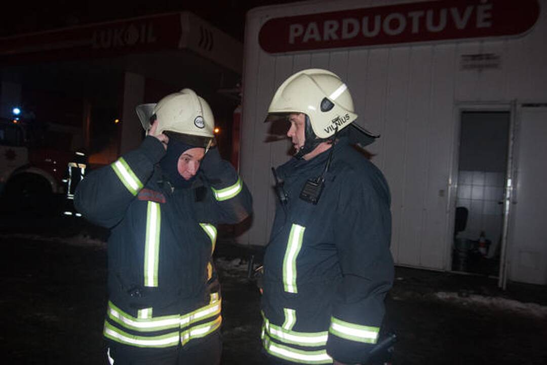 Didžiulės ugniagesių pajėgos atsiųstos į Vilniaus degalinę