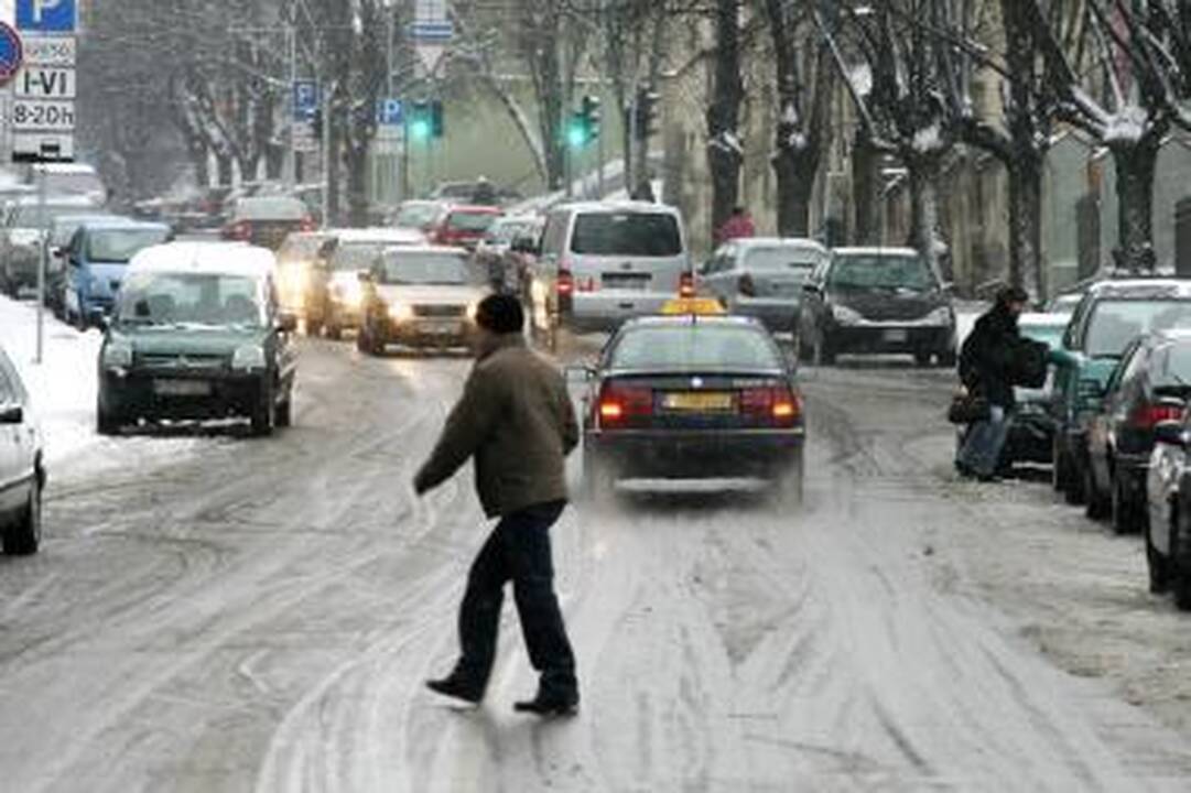 Savaitgalis bus šiltas, bet vėjuotas ir lietingas