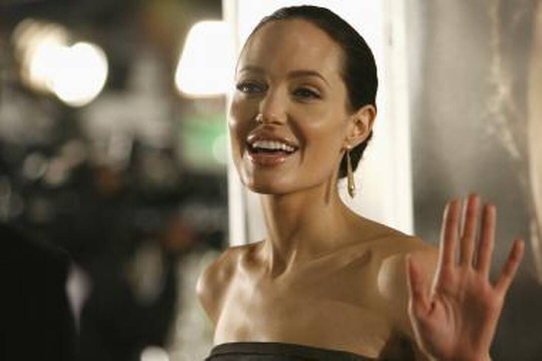 A.Jolie paaukojo 100 tūkst. dolerių nuo potvynių nukentėjusiems Pakistano gyventojams