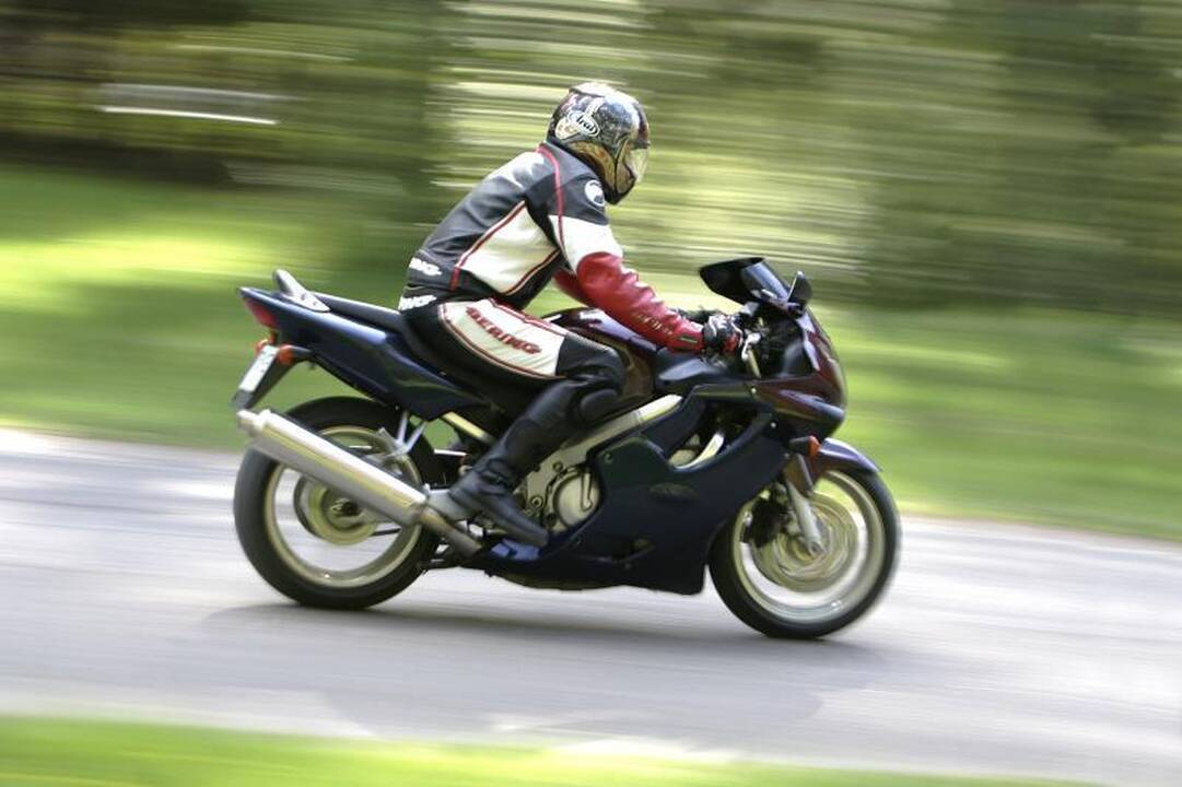 Motociklininkai raginami jėgas bandyti lenktynių trasoje, ne gatvėje