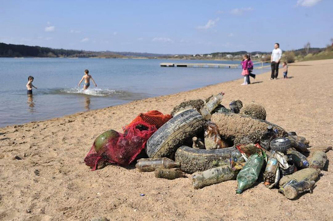Kaune šiukšlės kuoptos ir iš parkų, ir iš karjero dugno