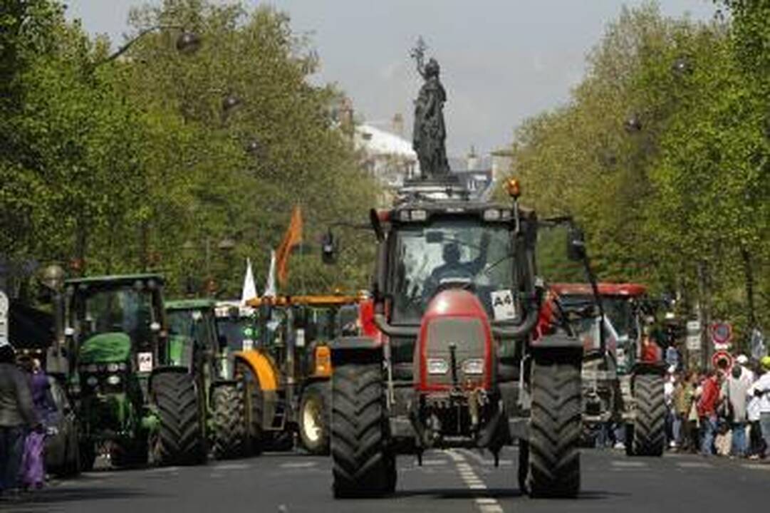 Paryžiuje protesto akciją surengė traktoriais atriedėję ūkininkai