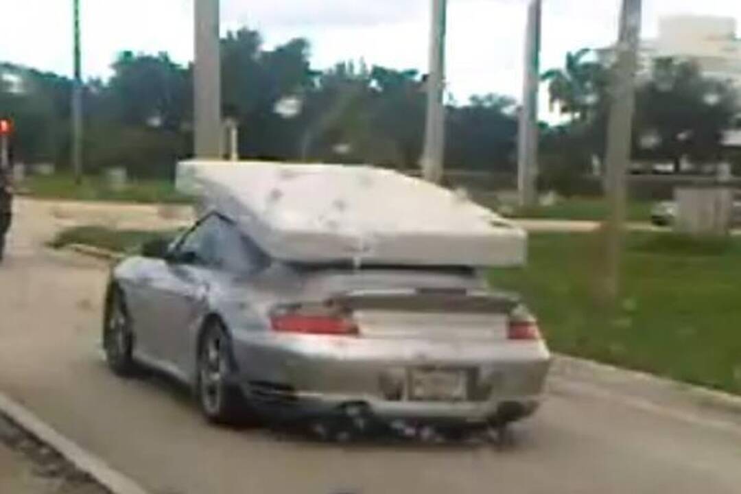 Su „Porsche 911“ galima vežti ir didelį lovos čiužinį