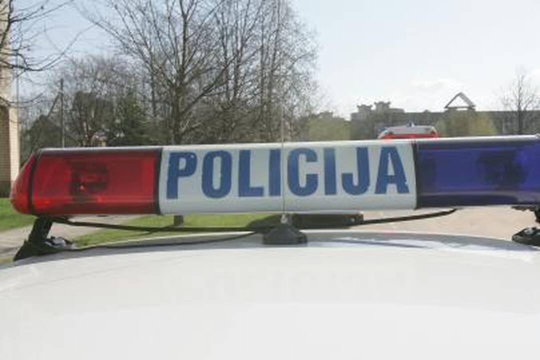 Įtariamieji bėgdami „taranavo" automobilius 
