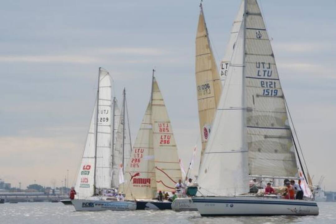 "Kuršių marių" regatos buriuotojai meldė vėjo