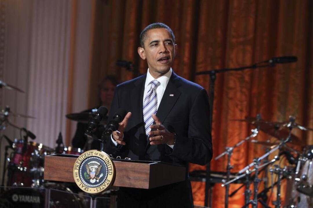 B.Obama per vakarienę su žurnalistais šaipėsi iš savo varžovo M.Romney