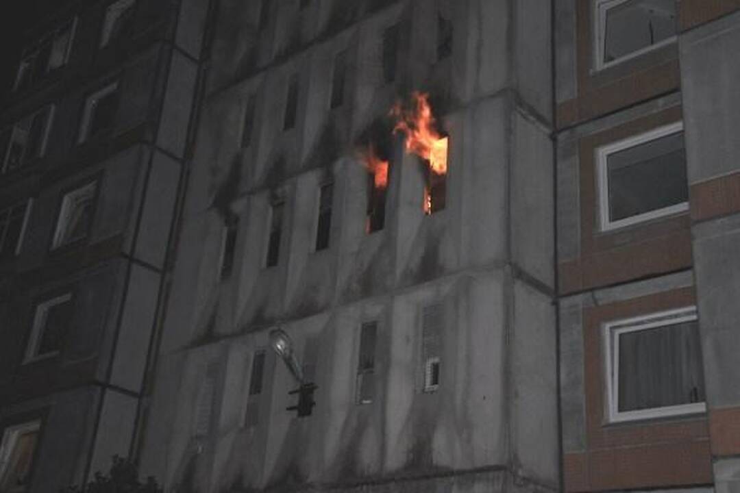 Klaipėdos ugniagesiai malšino liepsnas daugiabutyje