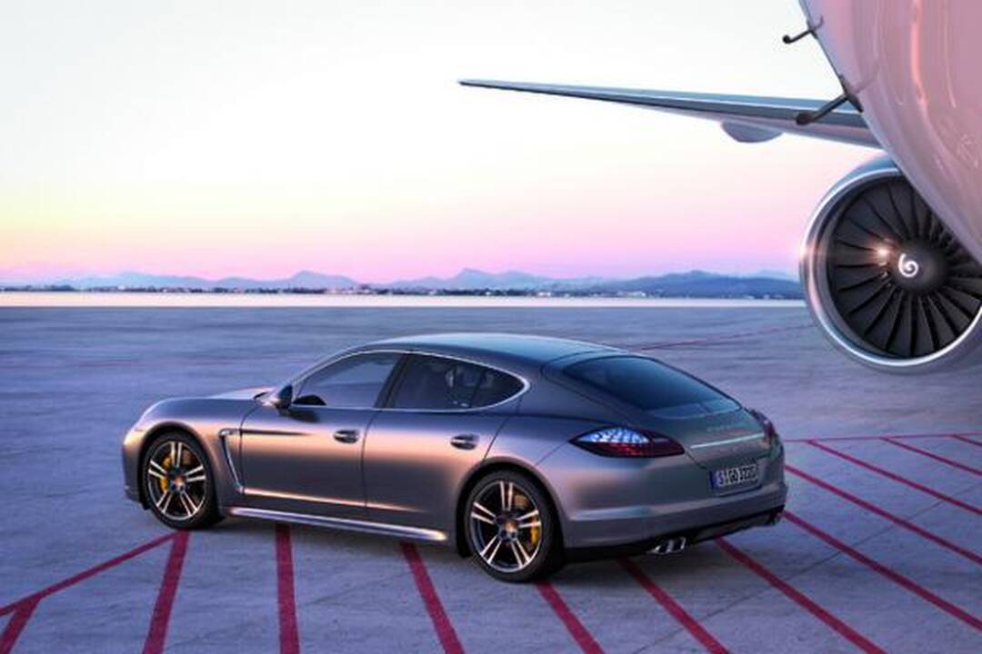 „Porsche“ pristatė dar galingesnę „Panamerą Turbo S“