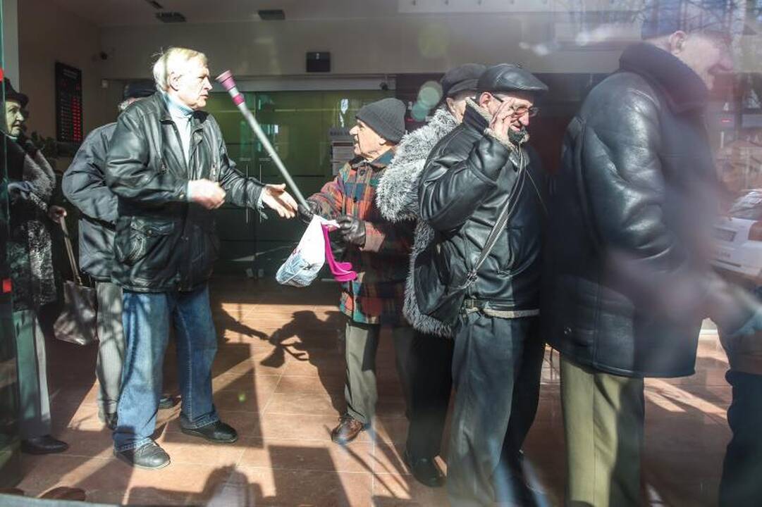 Eilėje prie buvusio Ūkio banko vos nekilo muštynės 