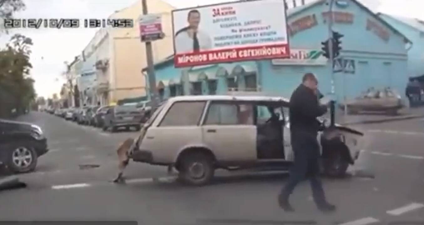 Begėdis: padarė avariją ir lyg niekur nieko išėjo