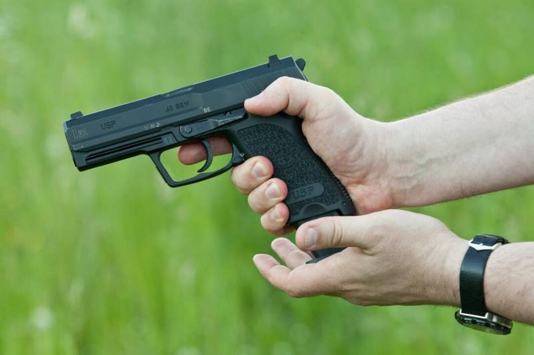 Kirviu ir šautuvu apsiginklavęs vyras grasino savo uošviui