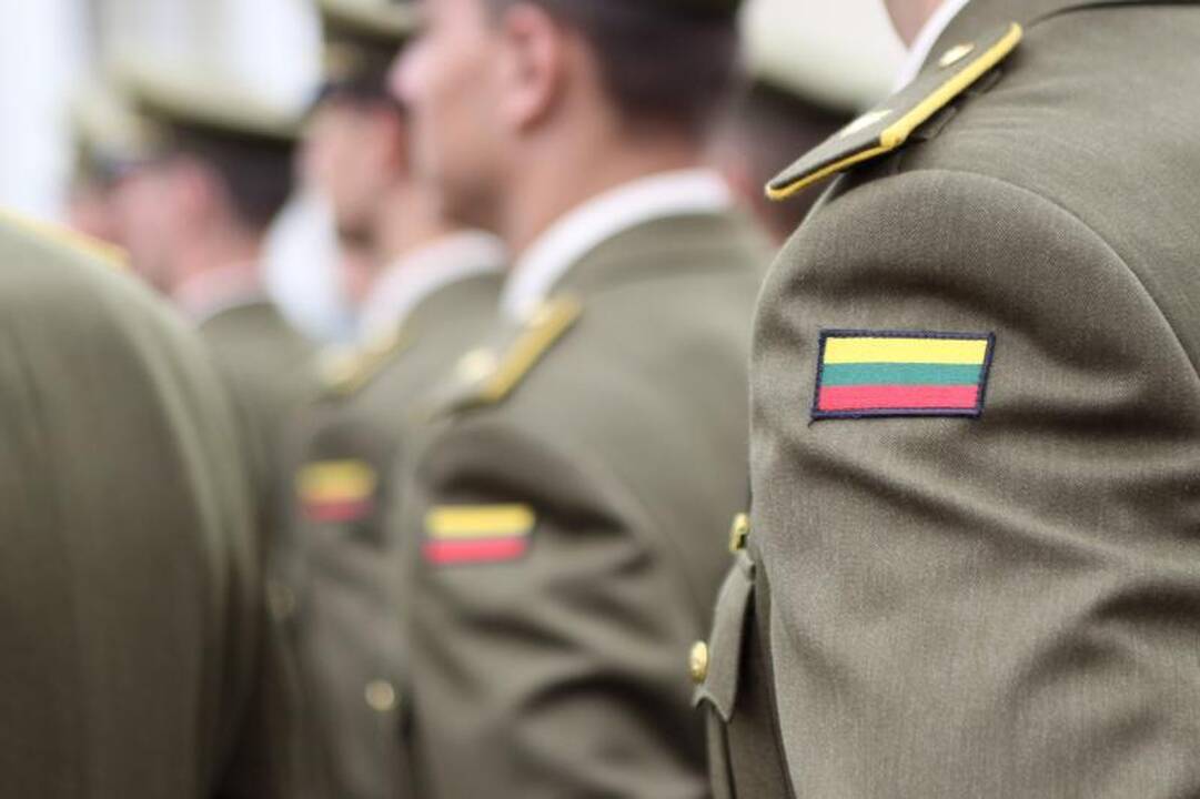 Karo akademija sako dedanti pastangas rasti dingusius kariūnus