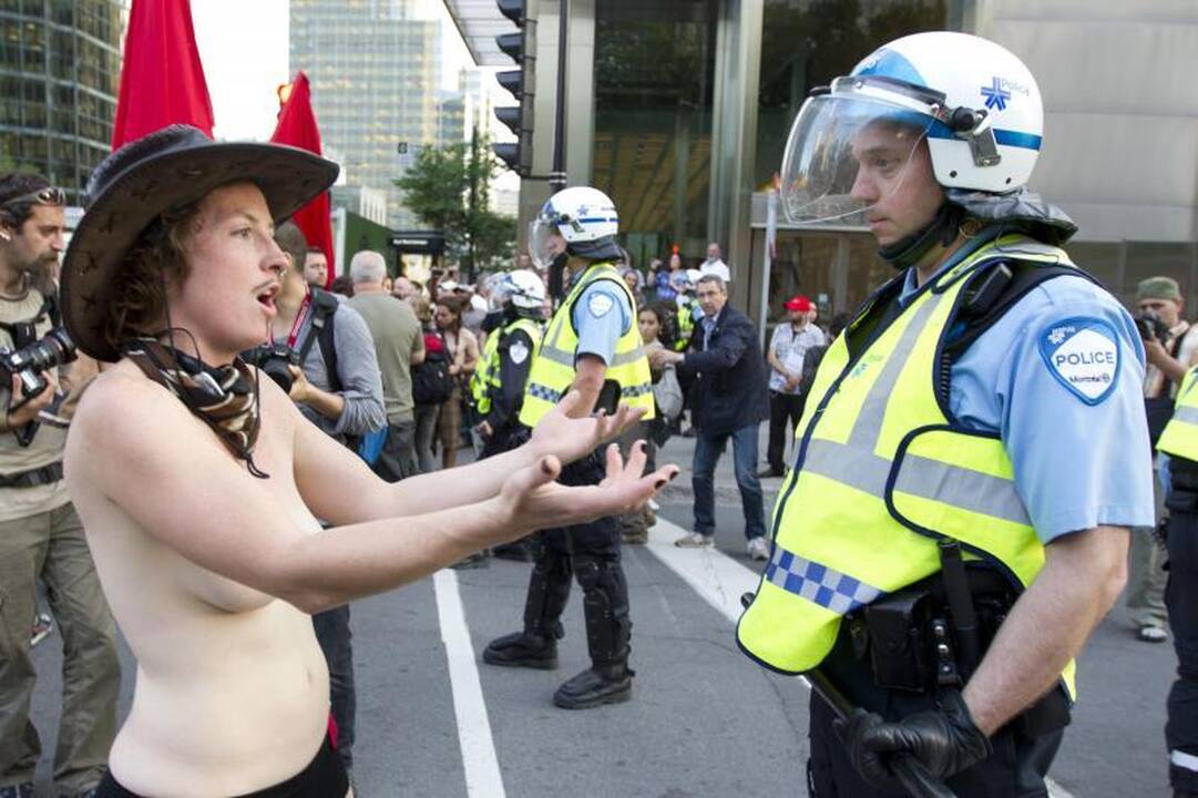 Studentai apsinuogino protestuodami prieš „Formulės 1“ lenktynes