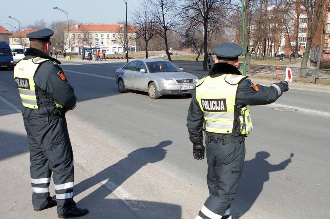 Kelių policijos savaitgalio reidai duoda „derlių"