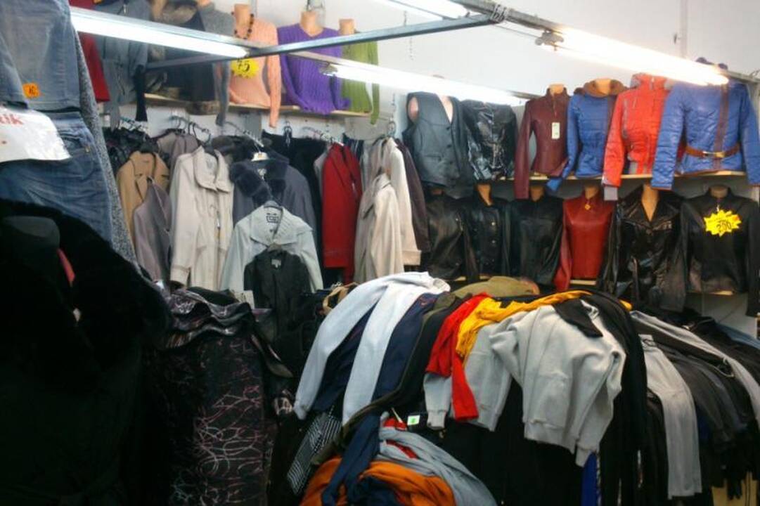 „Urmo bazėje“ rastos dešimtys suklastotų garsių firmų prekių