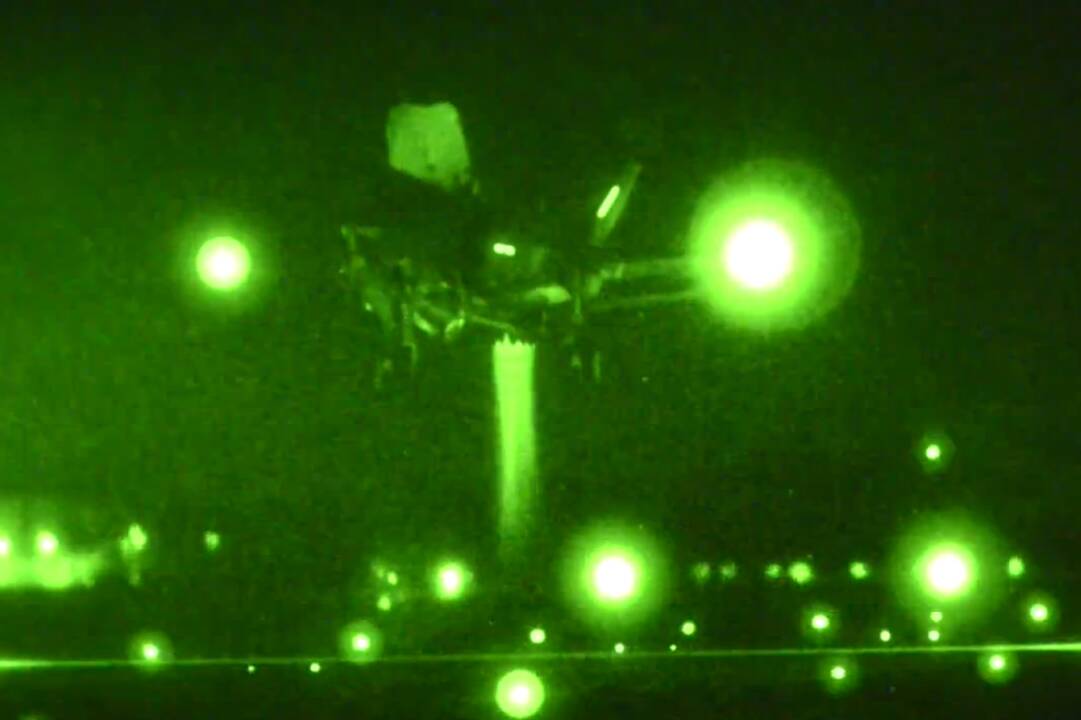 Amerikiečių naikintuvas F-35B pirmąkart nutupdytas vertikaliai 