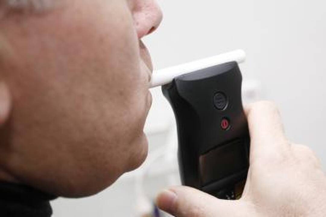 Pasienietis prie automobilio vairo sėdo visiškai girtas