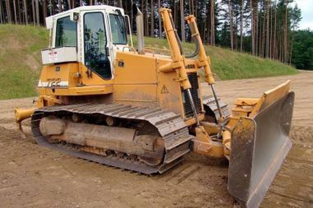 Vikšrinis traktorius užvažiavo ant pėsčiojo 