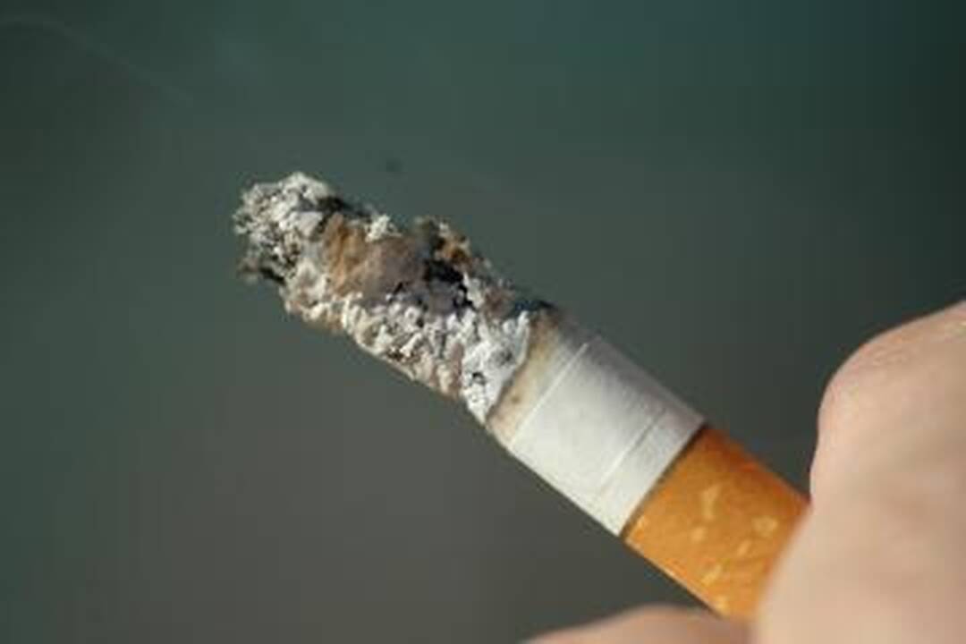 Rūkaliai nelegaliai cigaretes perka prie "Juodkrantės" parduotuvės