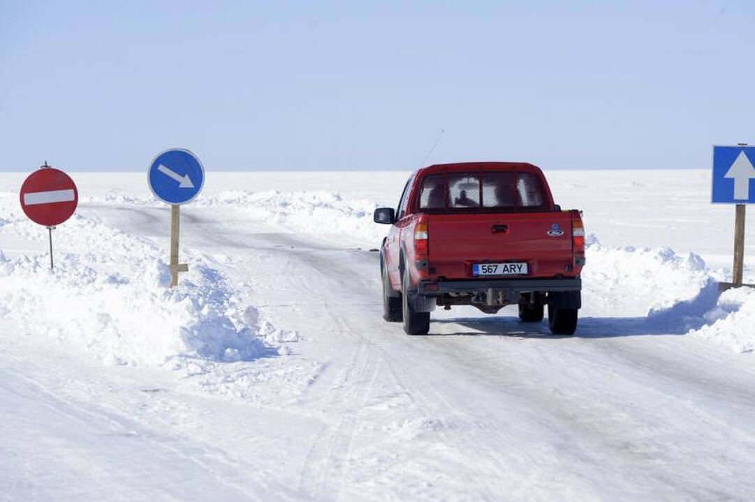 Estijoje salų gyventojai važinėja ledo keliais