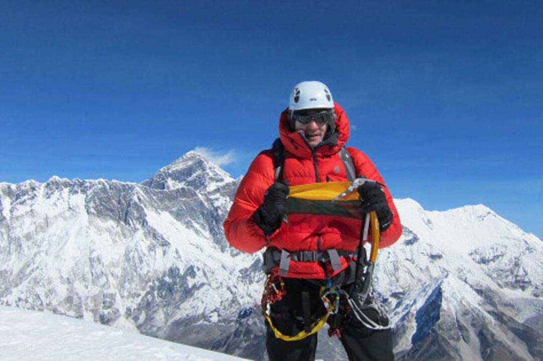Lietuvis, ištvėręs aukščio ligos simptomus, įkopė į Ama Dablam kalną