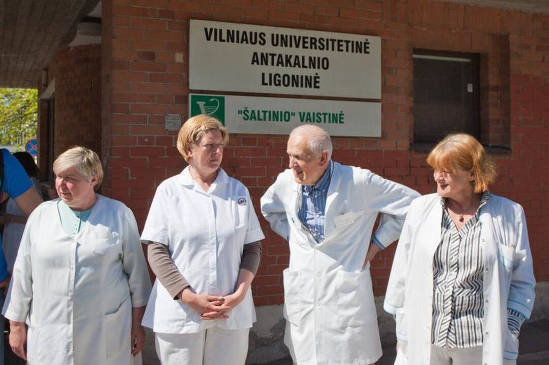 Medikai protestuodami rankomis apjuosė Antakalnio ligoninę 