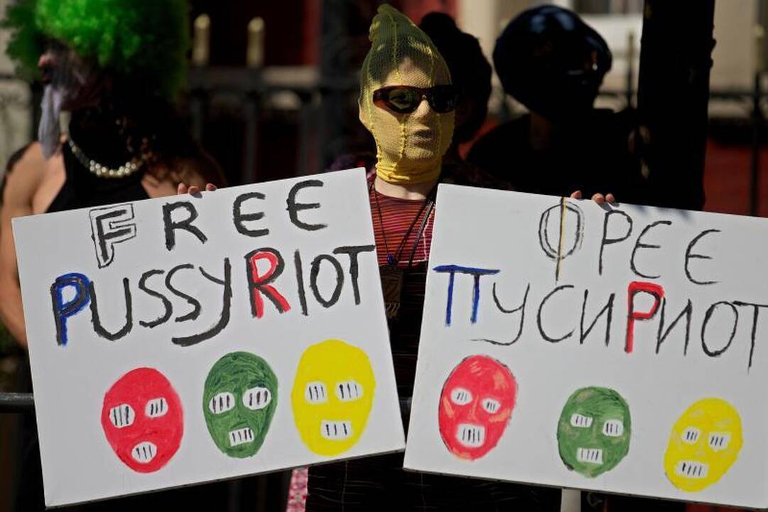 Rusijoje žudikas reikalauja paleisti „Pussy Riot“ nares