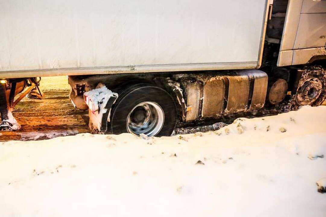 Prie Aleksoto įstrigo vilkikai, mieste pasipylė avarijos, kilo spūstys