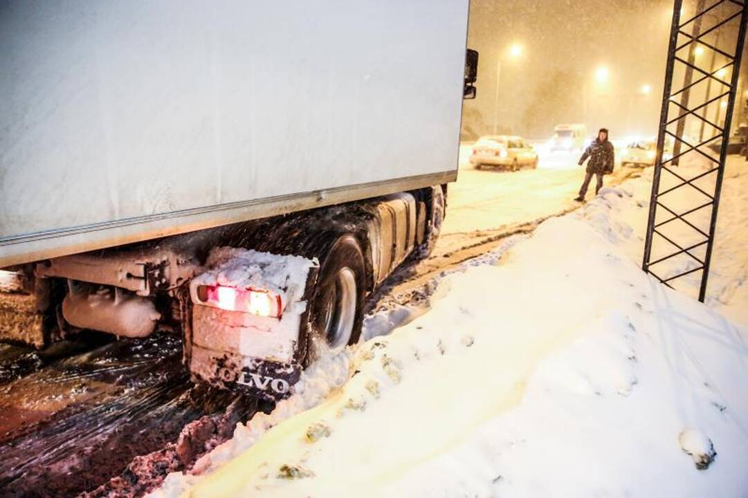 Prie Aleksoto įstrigo vilkikai, mieste pasipylė avarijos, kilo spūstys