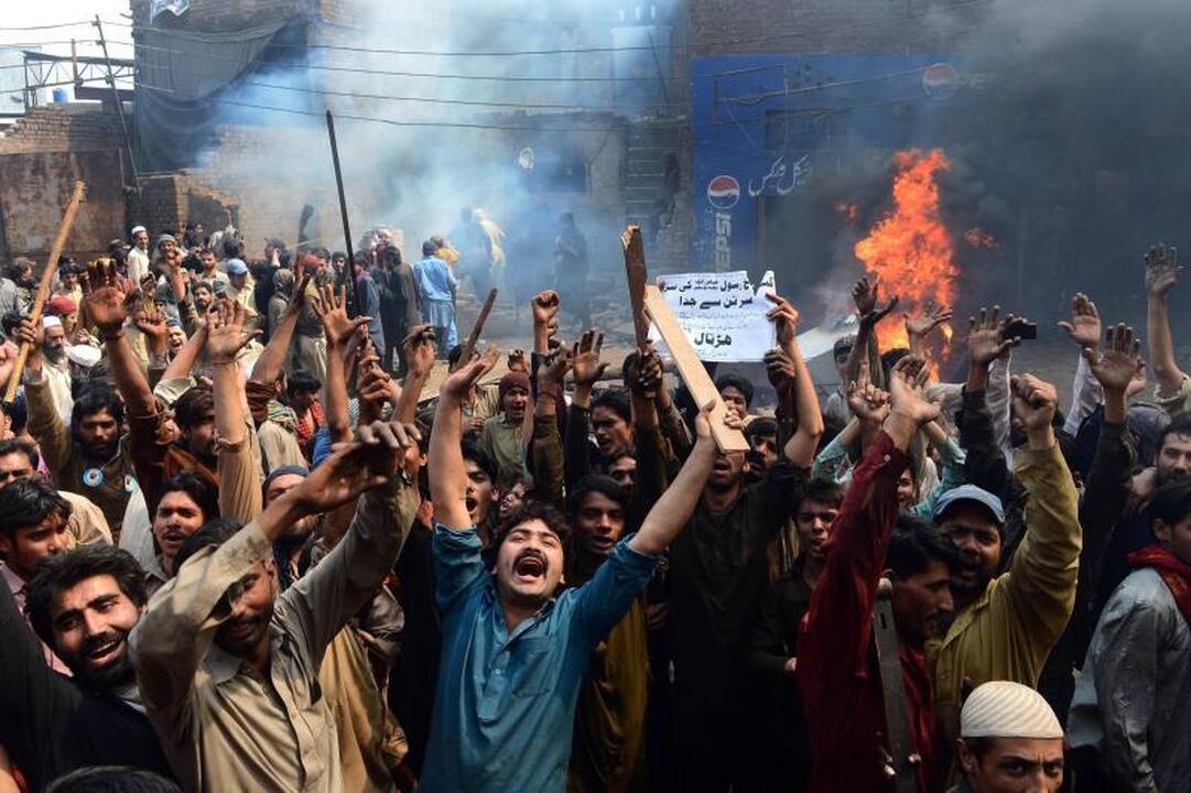 Pakistane įpykę musulmonai sudegino per 100 krikščioniškų namų