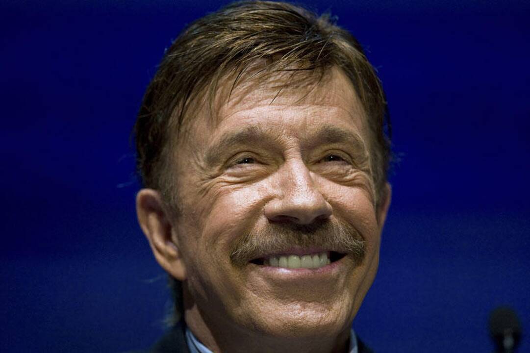 Chuckui Norrisui plaukia ir kauniečių sveikinimai (papildyta)