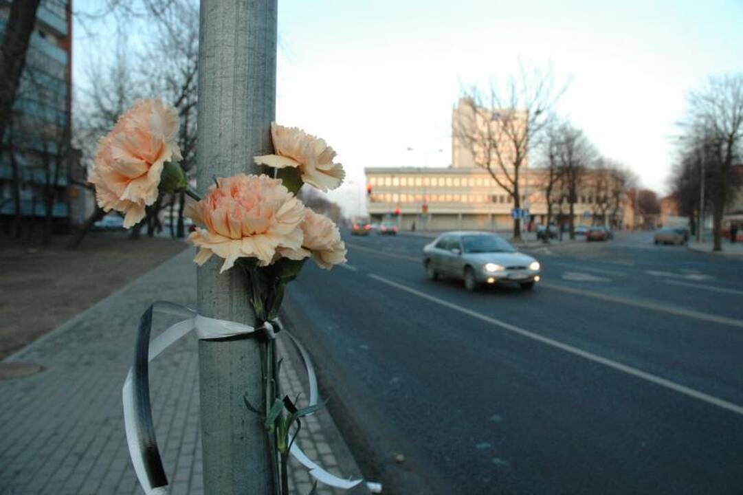 Vairuotojas, važiuodamas atbulomis, mirtinai partrenkė žmogų ir pabėgo