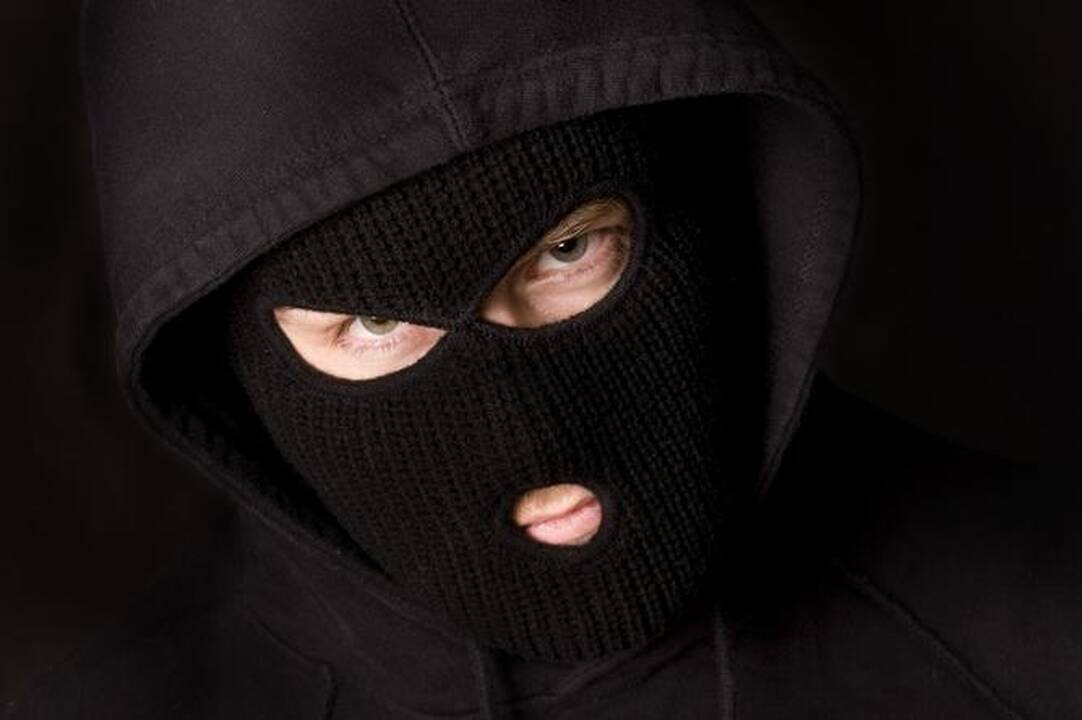 Plėšikas pardavėjai į veidą metė stiklainį ir pagrobė kasos aparatą