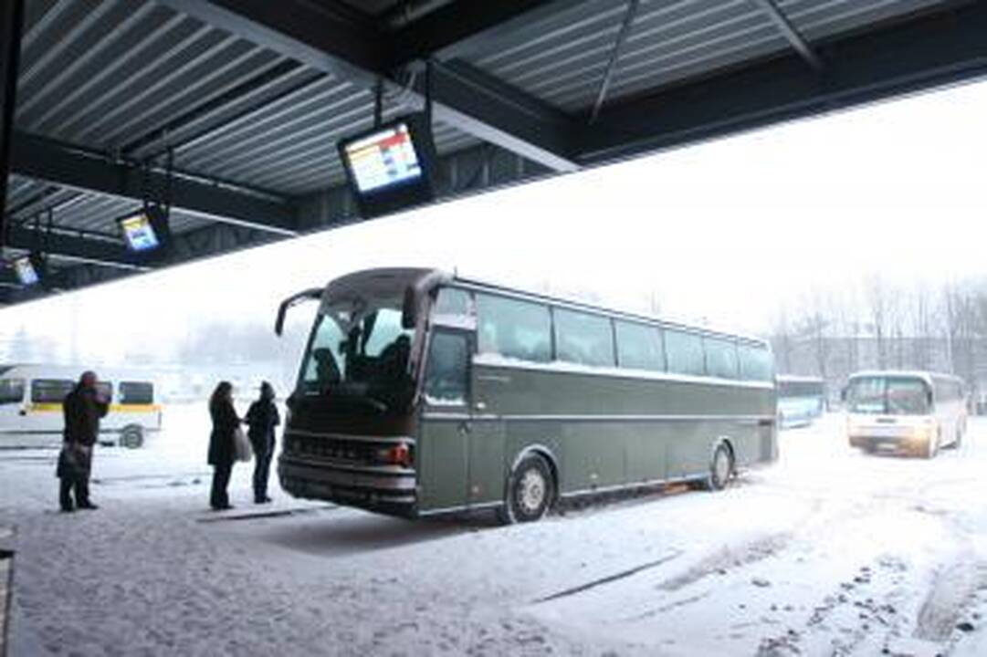 Sniegas sutrikdė priemiestinių autobusų darbą