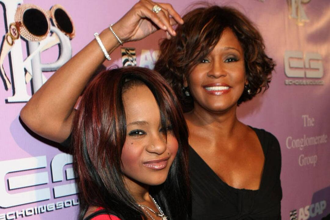 Whitney Houston duktė girdi, kaip motina kalbasi su ja
