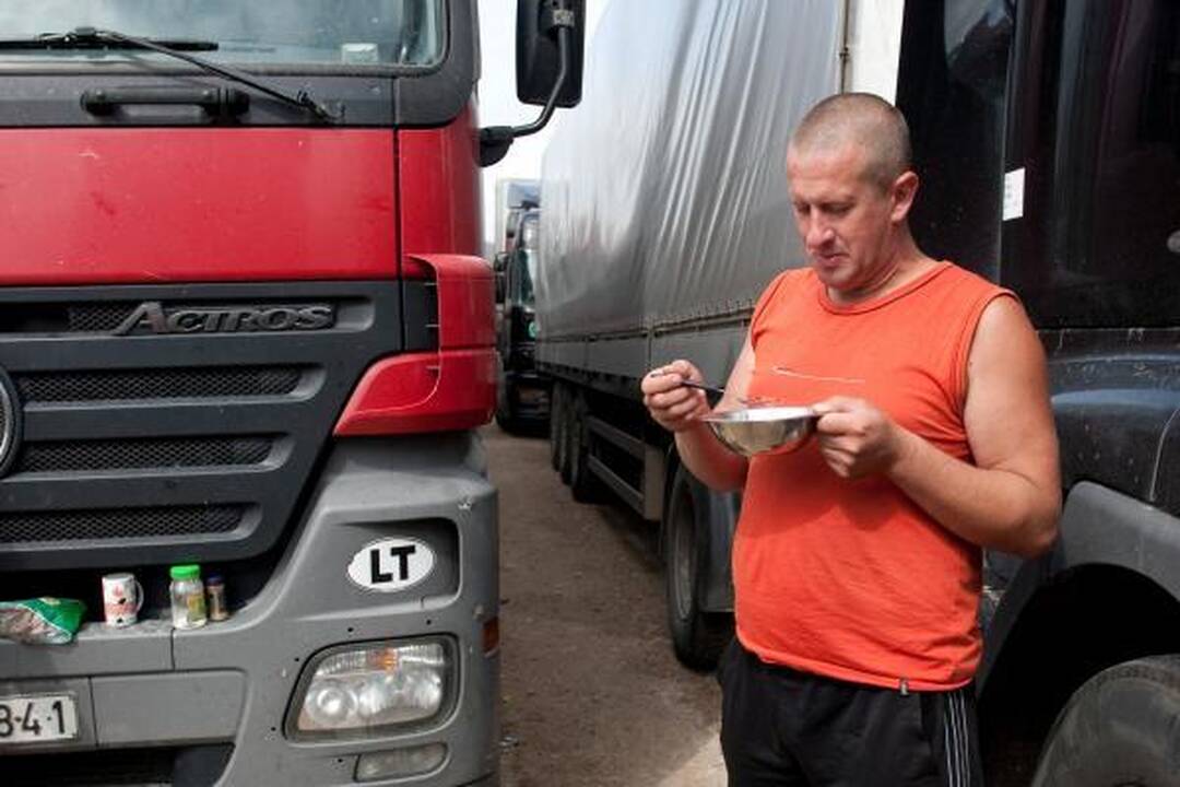Estai daugiau eksportavo, mažiau importavo