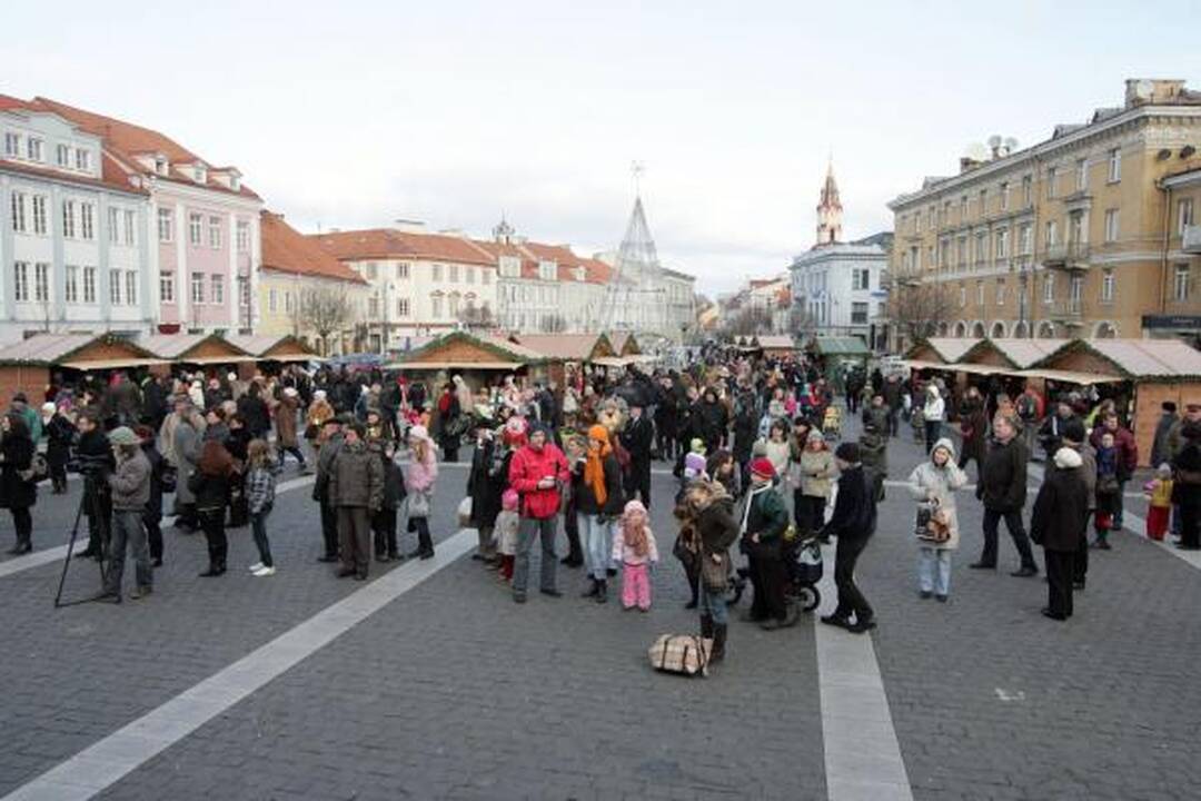 Kalėdų miestelis Rotušėje atidarytas įspūdingu akrobatiniu šou