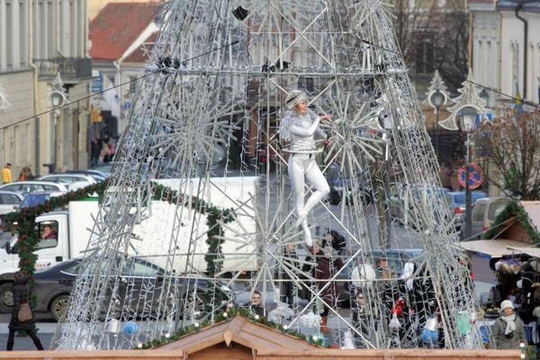 Kalėdų miestelis Rotušėje atidarytas įspūdingu akrobatiniu šou